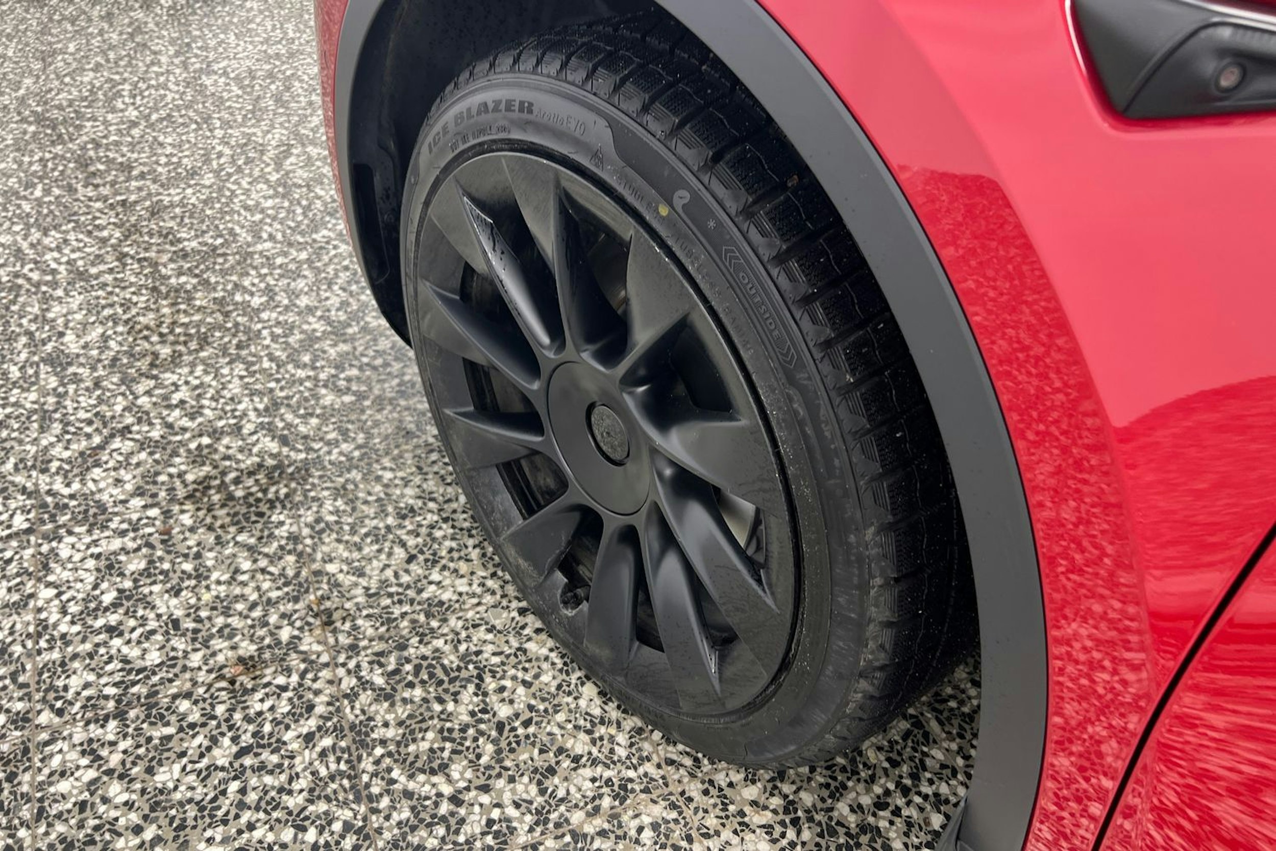 punainen Tesla Model Y 2021 kuva 13.