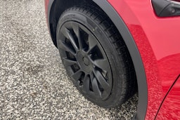 punainen Tesla Model Y 2021 kuva 13.