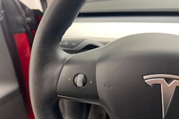 punainen Tesla Model Y 2021 kuva 16.