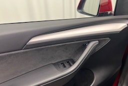 punainen Tesla Model Y 2021 kuva 17.