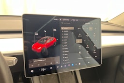 punainen Tesla Model Y 2021 kuva 18.
