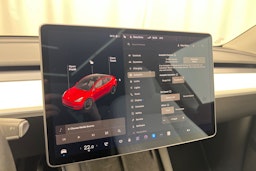 punainen Tesla Model Y 2021 kuva 20.