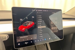 punainen Tesla Model Y 2021 kuva 21.