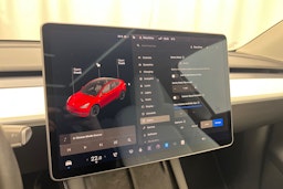 punainen Tesla Model Y 2021 kuva 22.
