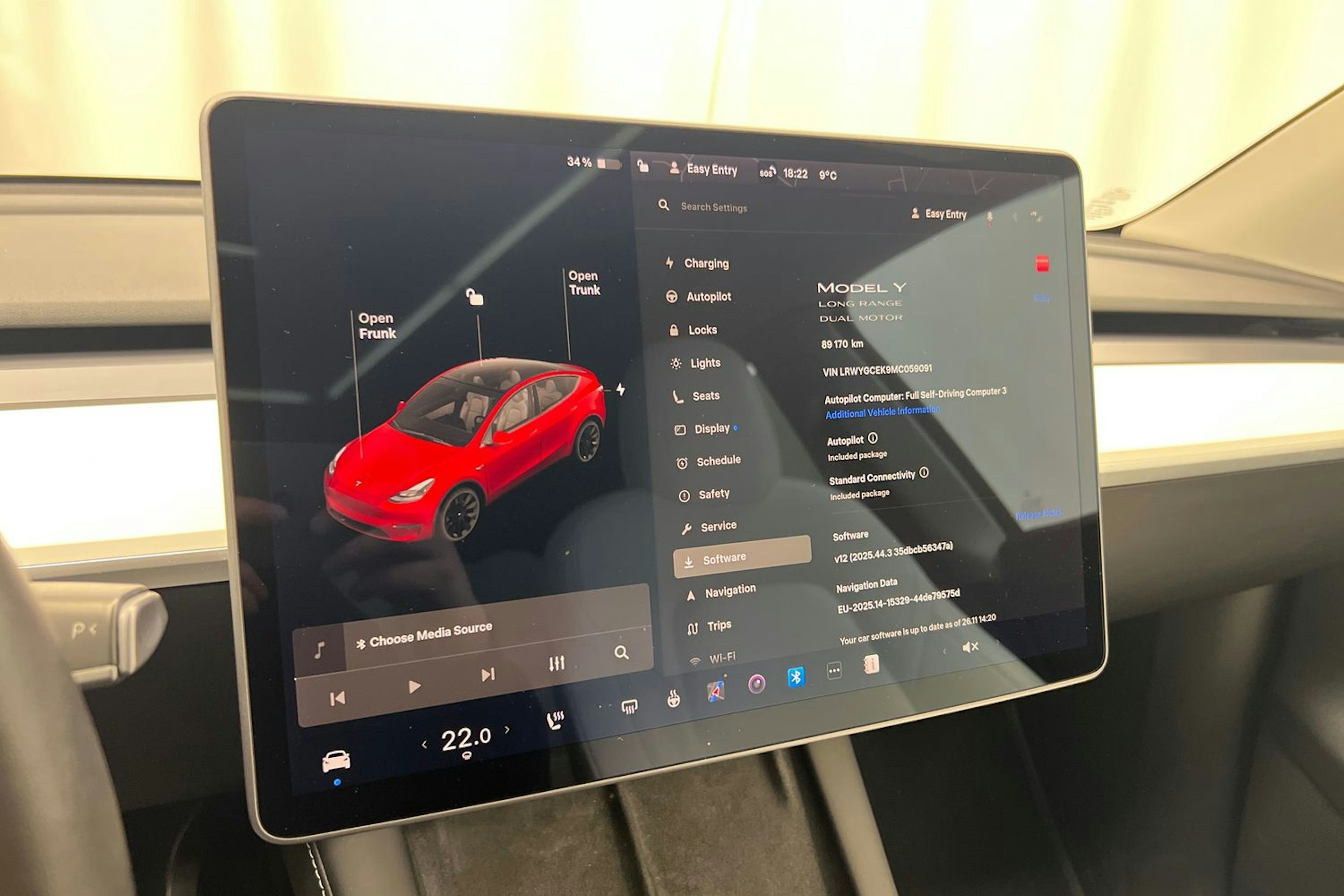 punainen Tesla Model Y 2021 kuva 23.