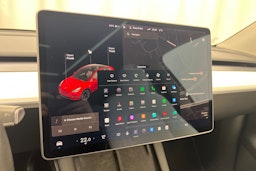 punainen Tesla Model Y 2021 kuva 25.