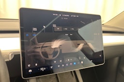 punainen Tesla Model Y 2021 kuva 26.