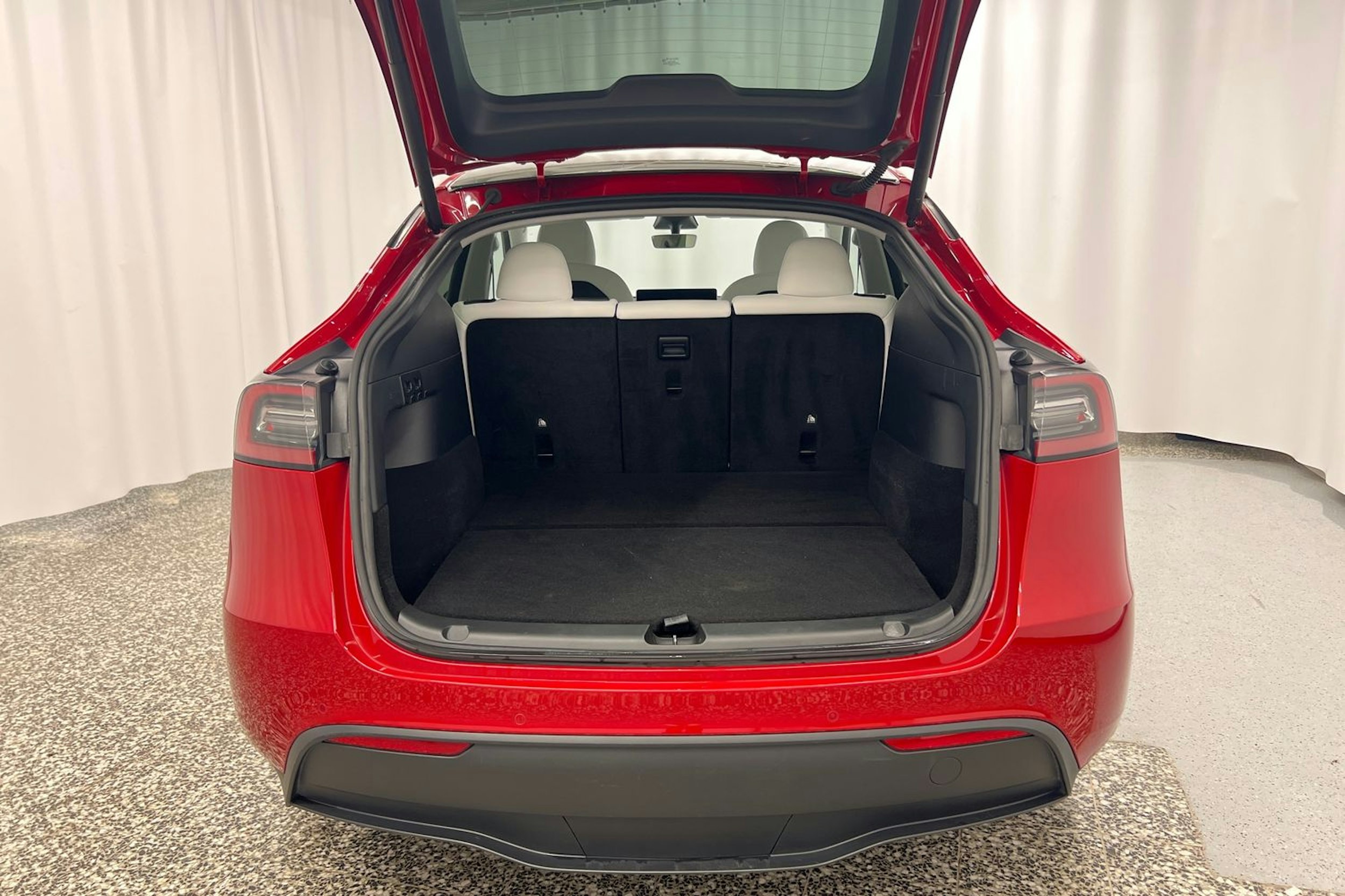 punainen Tesla Model Y 2021 kuva 27.