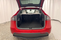 punainen Tesla Model Y 2021 kuva 27.