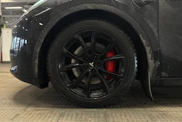 musta Tesla Model Y 2022 kuva 4.