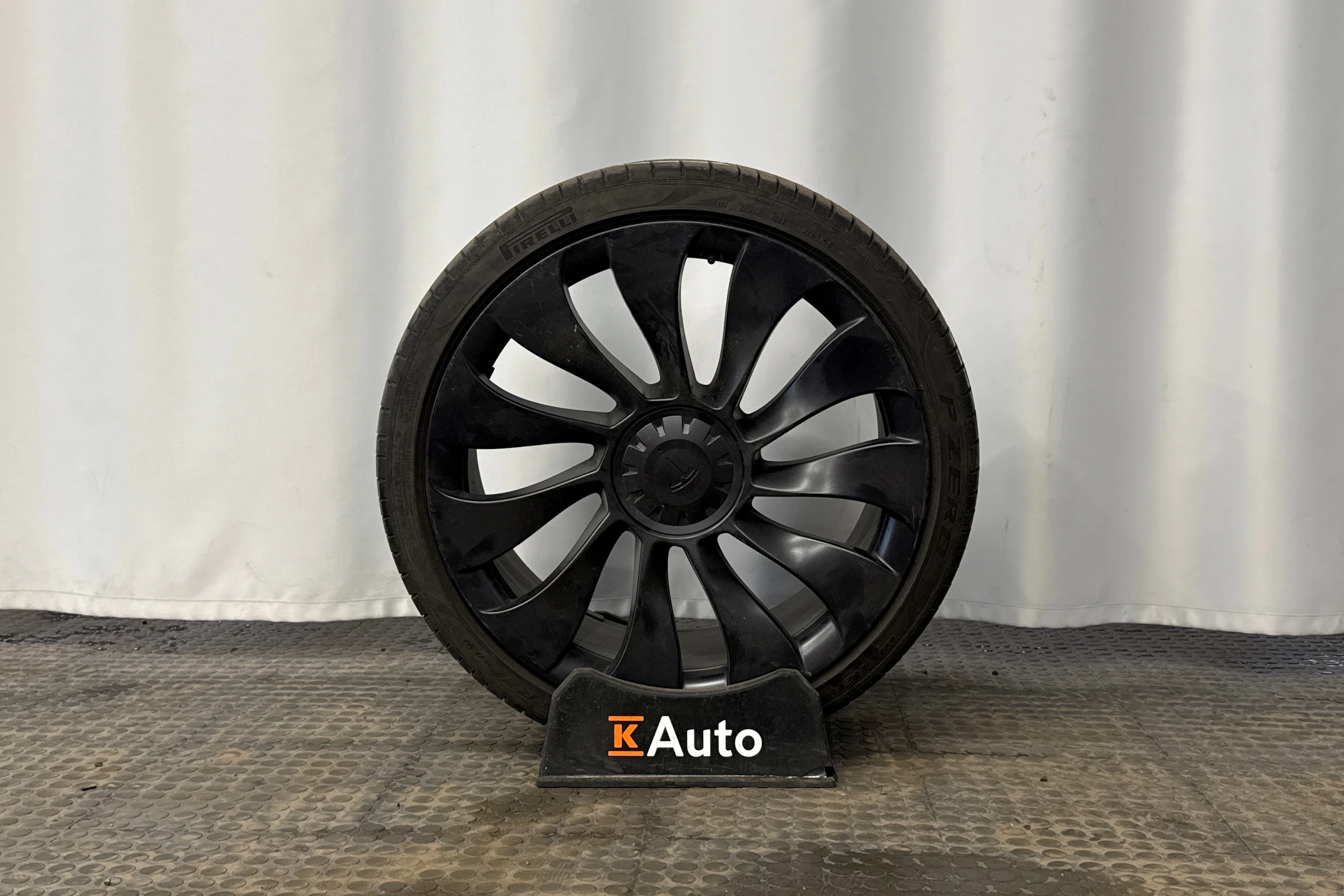 musta Tesla Model Y 2022 kuva 5.