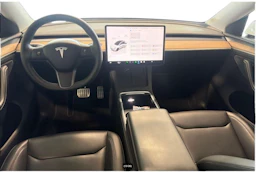 valkoinen Tesla Model Y 2022 kuva 4.