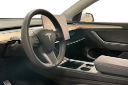 valkoinen Tesla Model Y 2022 kuva 3.