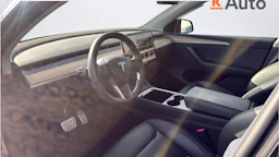 musta Tesla Model Y 2022 kuva 4.