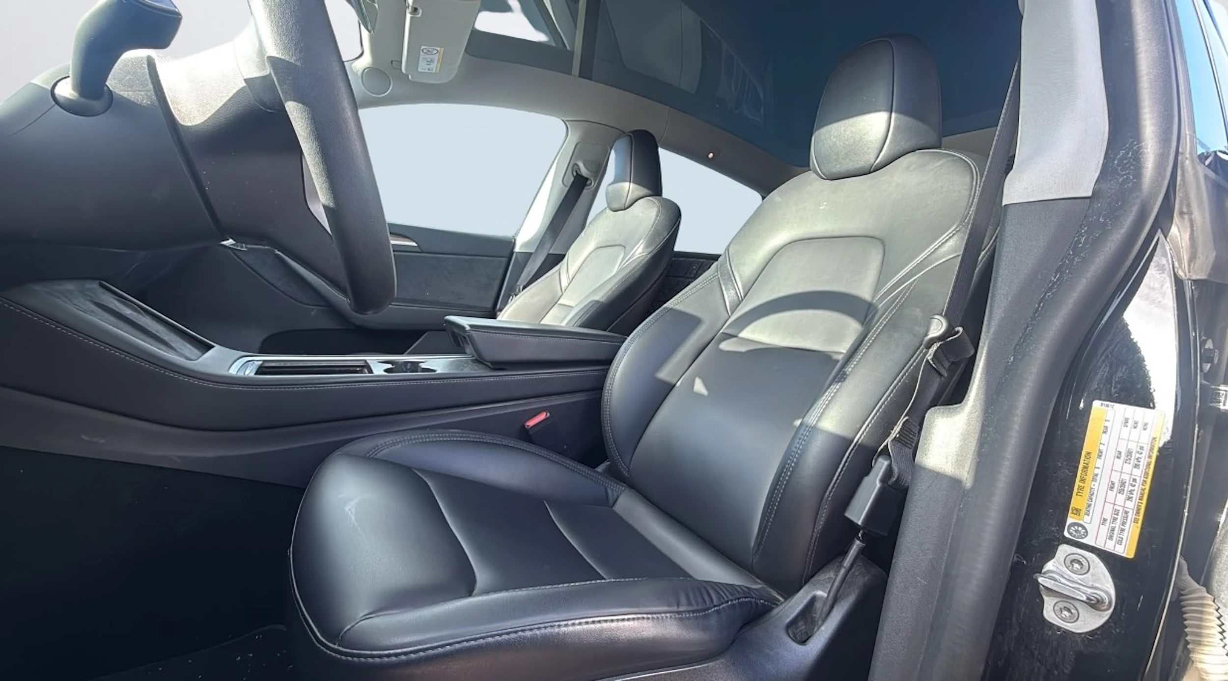 musta Tesla Model Y 2022 kuva 5.