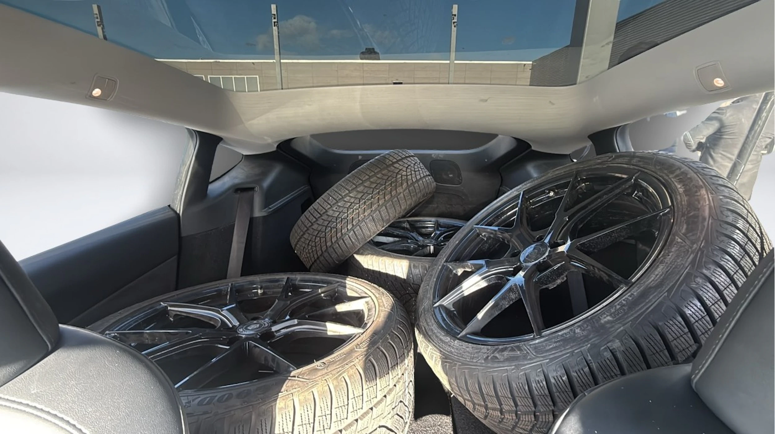 musta Tesla Model Y 2022 kuva 7.