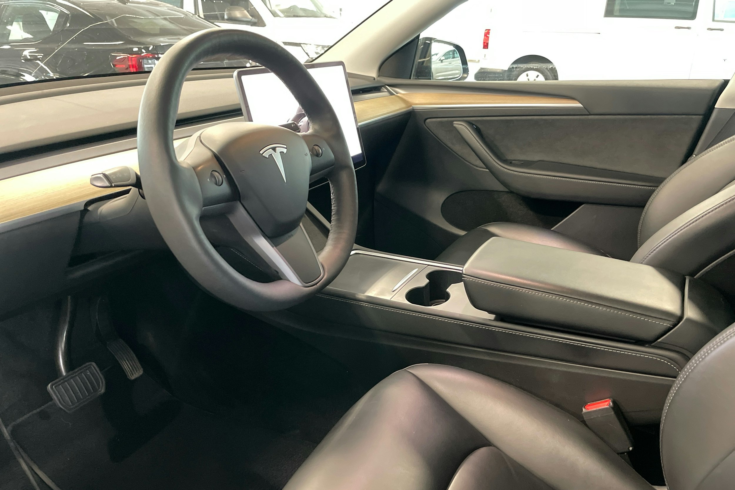 musta Tesla Model Y 2022 kuva 3.