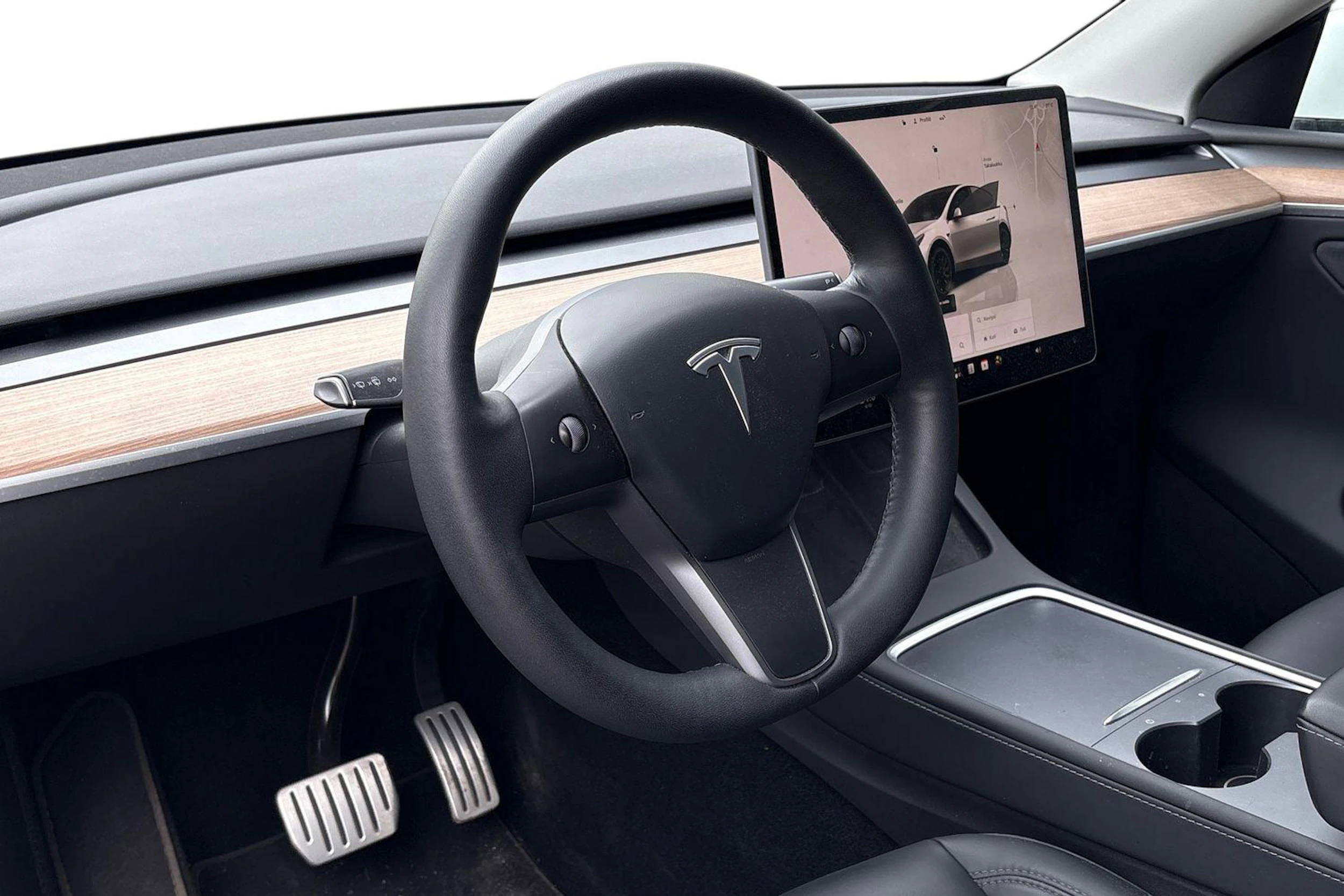 valkoinen Tesla Model Y 2022 kuva 3.