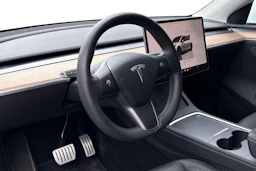 valkoinen Tesla Model Y 2022 kuva 3.
