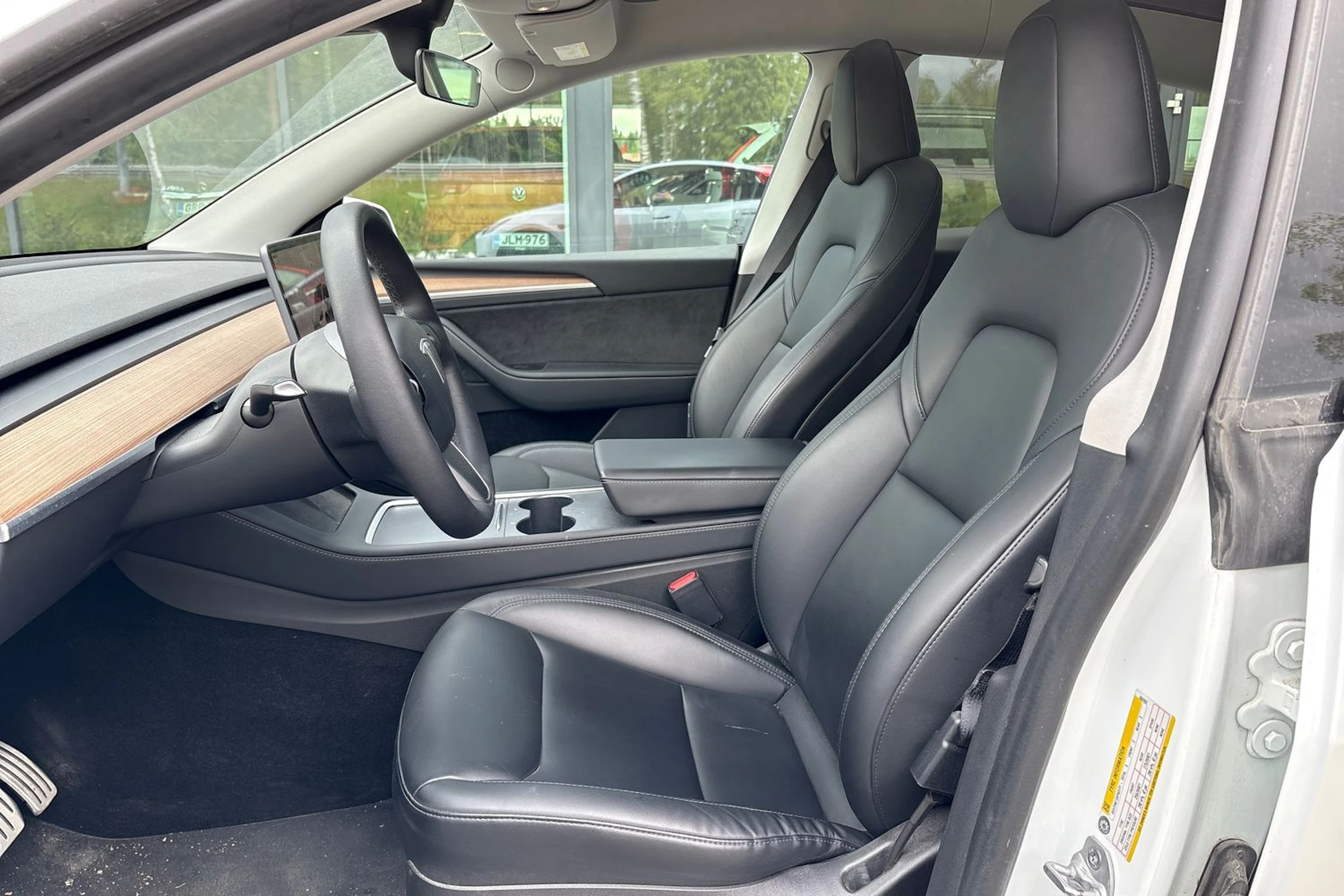 valkoinen Tesla Model Y 2022 kuva 4.