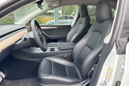 valkoinen Tesla Model Y 2022 kuva 4.