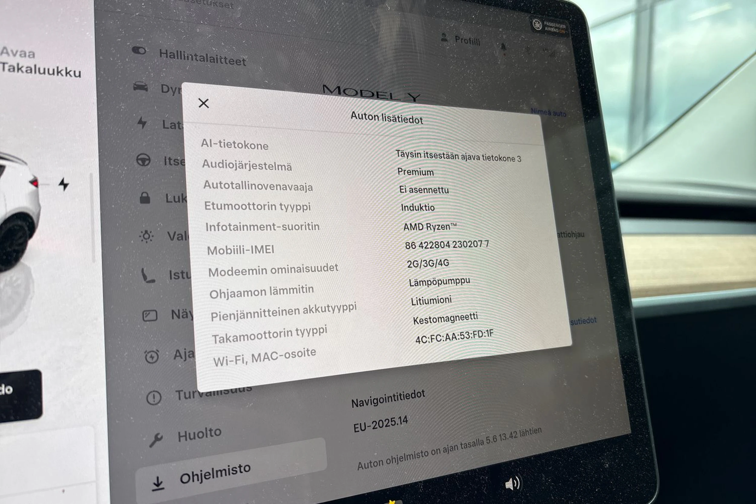 valkoinen Tesla Model Y 2022 kuva 6.