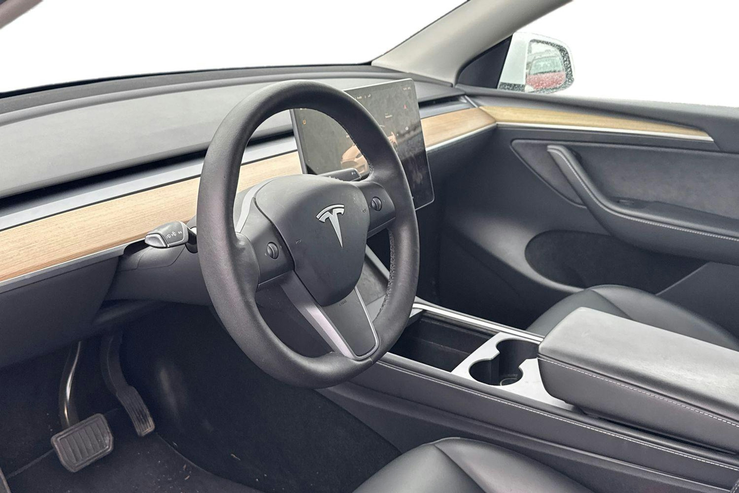 Valkoinen Tesla Model Y 2022 kuva 3.