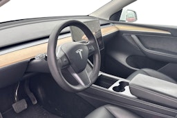 Valkoinen Tesla Model Y 2022 kuva 3.