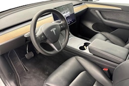 Valkoinen Tesla Model Y 2022 kuva 7.