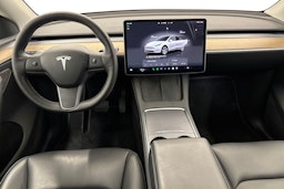 Valkoinen Tesla Model Y 2022 kuva 9.