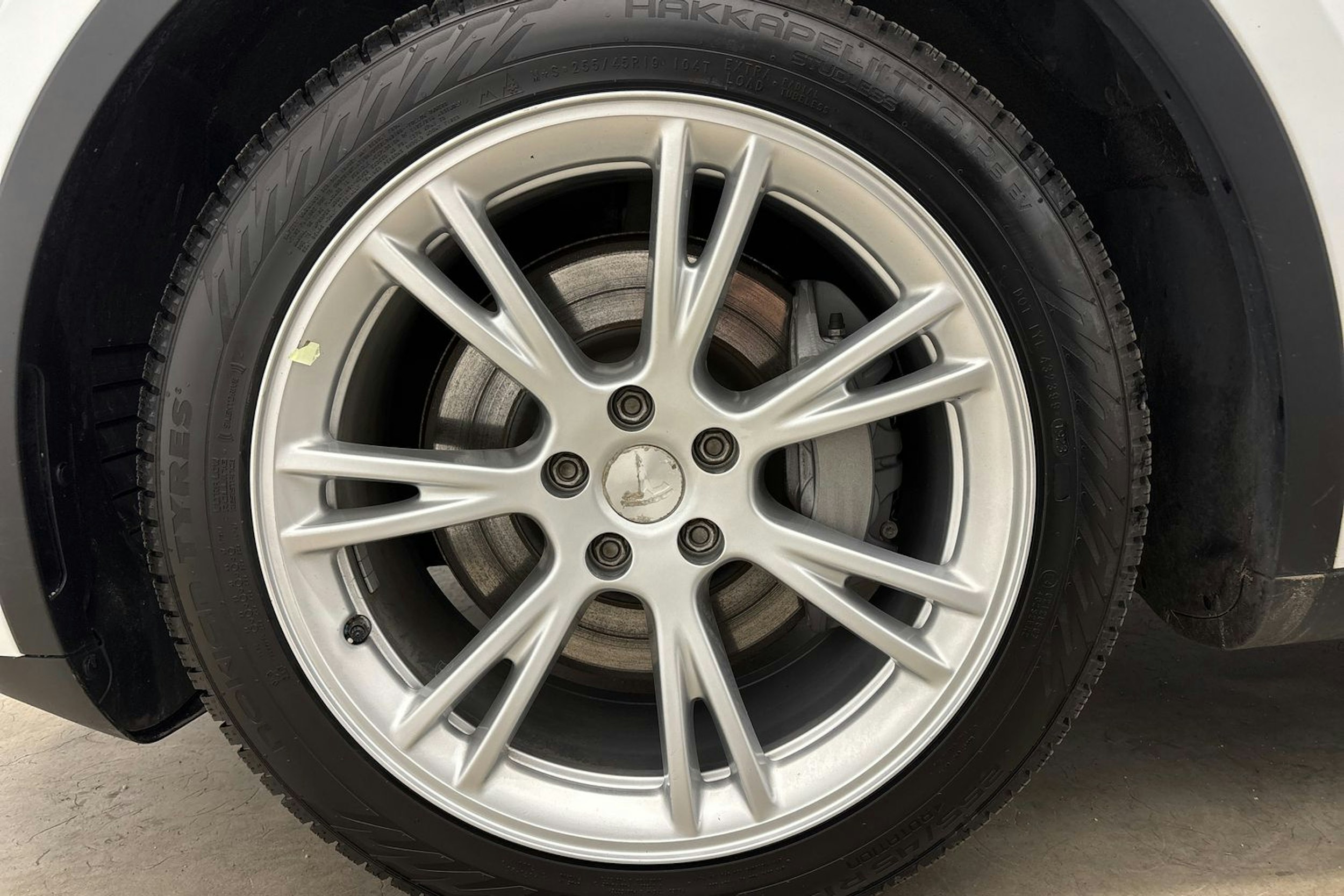 Valkoinen Tesla Model Y 2022 kuva 11.
