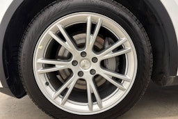 Valkoinen Tesla Model Y 2022 kuva 11.