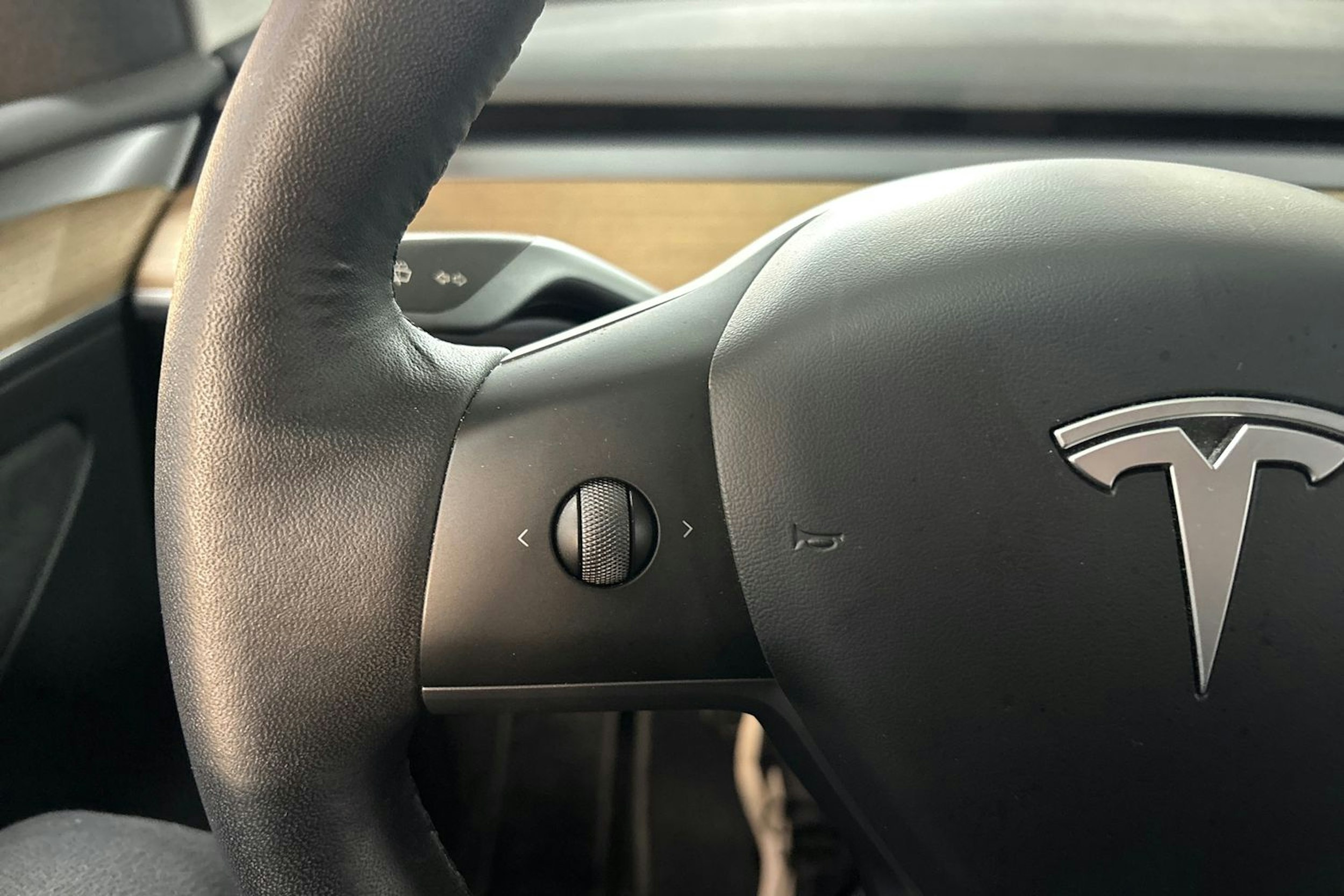Valkoinen Tesla Model Y 2022 kuva 14.