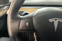 Valkoinen Tesla Model Y 2022 kuva 14.