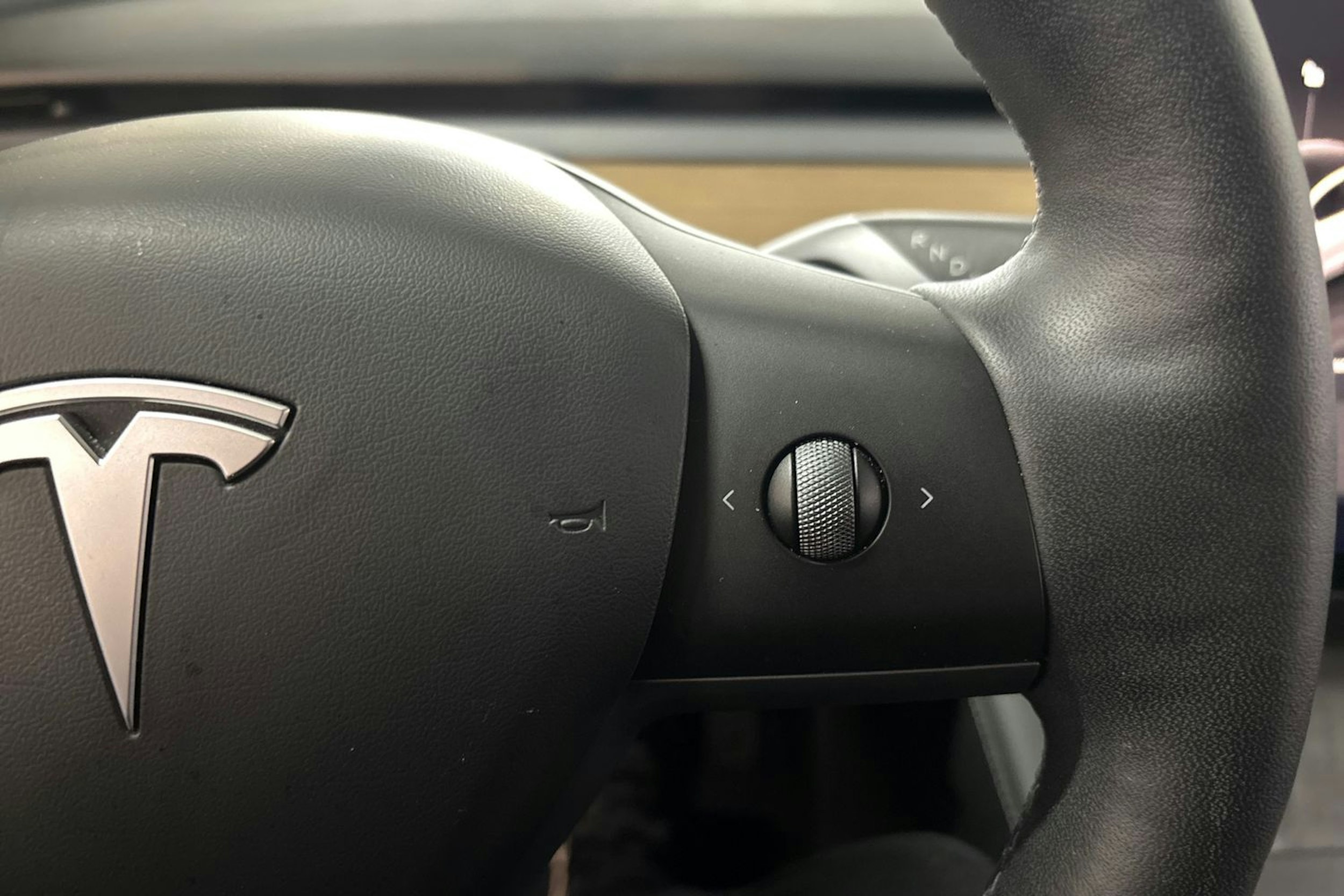 Valkoinen Tesla Model Y 2022 kuva 15.
