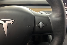 Valkoinen Tesla Model Y 2022 kuva 15.