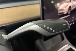 Valkoinen Tesla Model Y 2022 kuva 16.