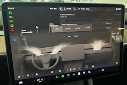 Valkoinen Tesla Model Y 2022 kuva 18.