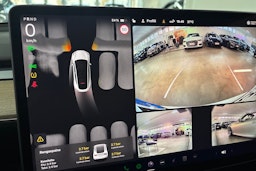 Valkoinen Tesla Model Y 2022 kuva 22.