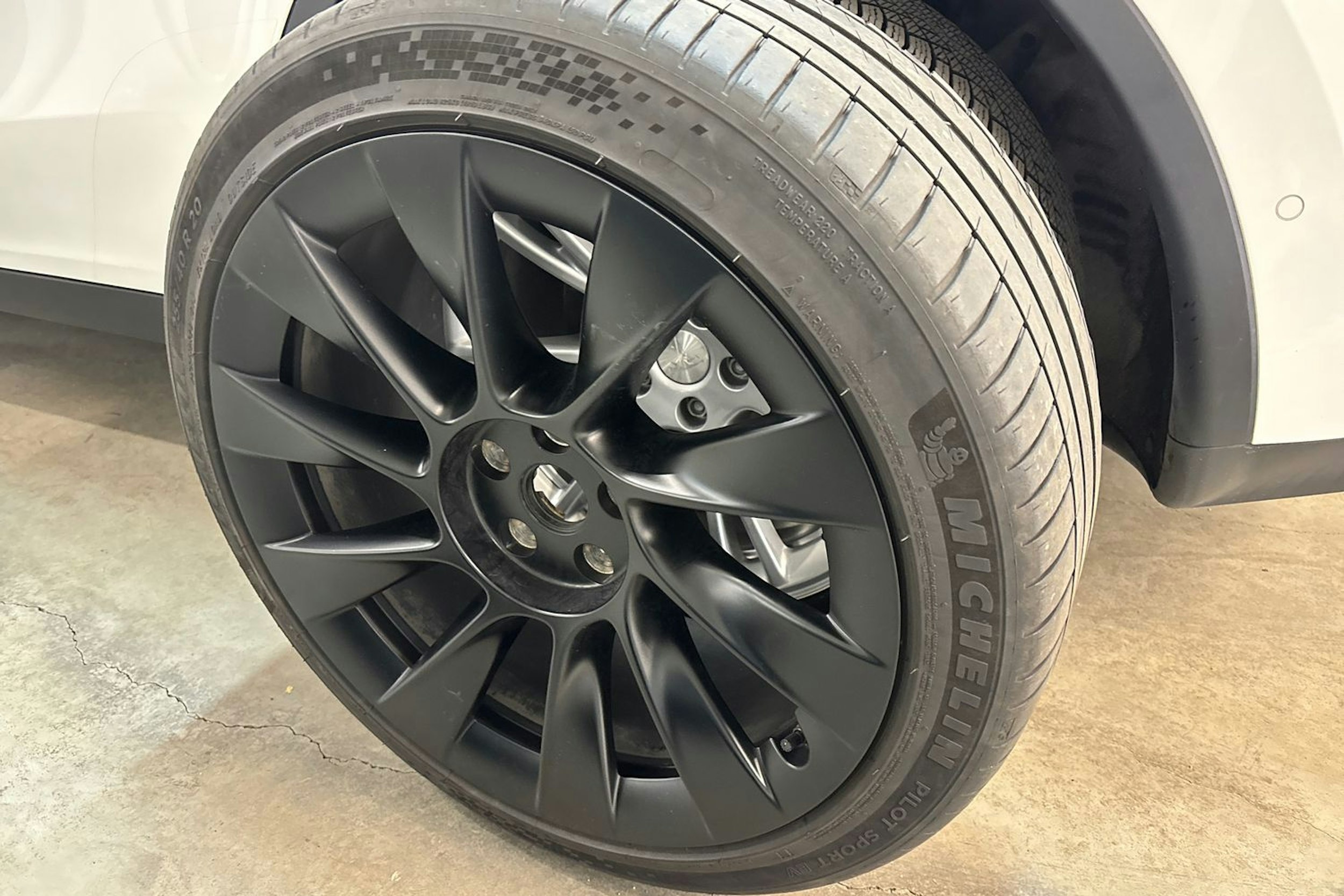 Valkoinen Tesla Model Y 2022 kuva 23.