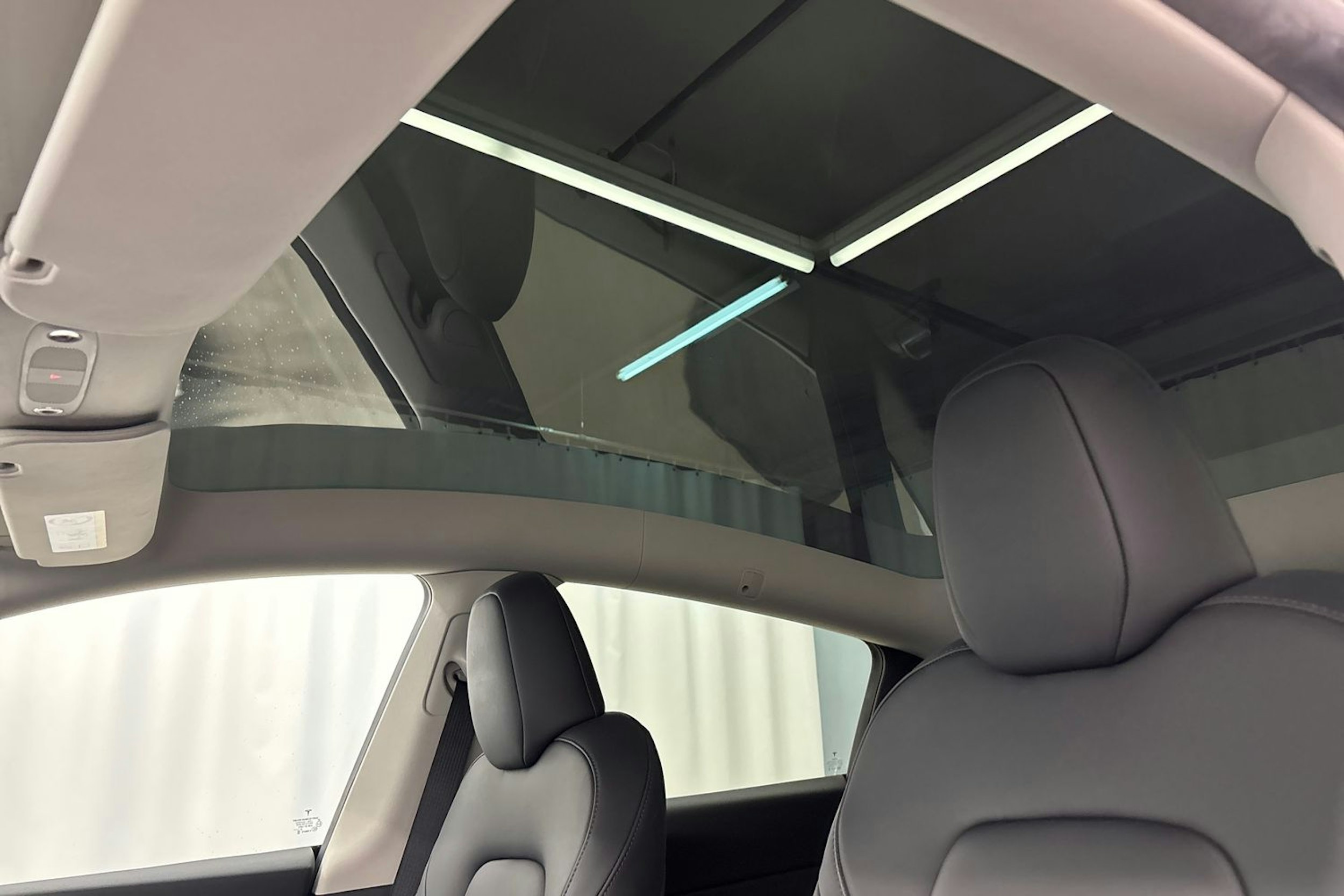 Valkoinen Tesla Model Y 2022 kuva 24.