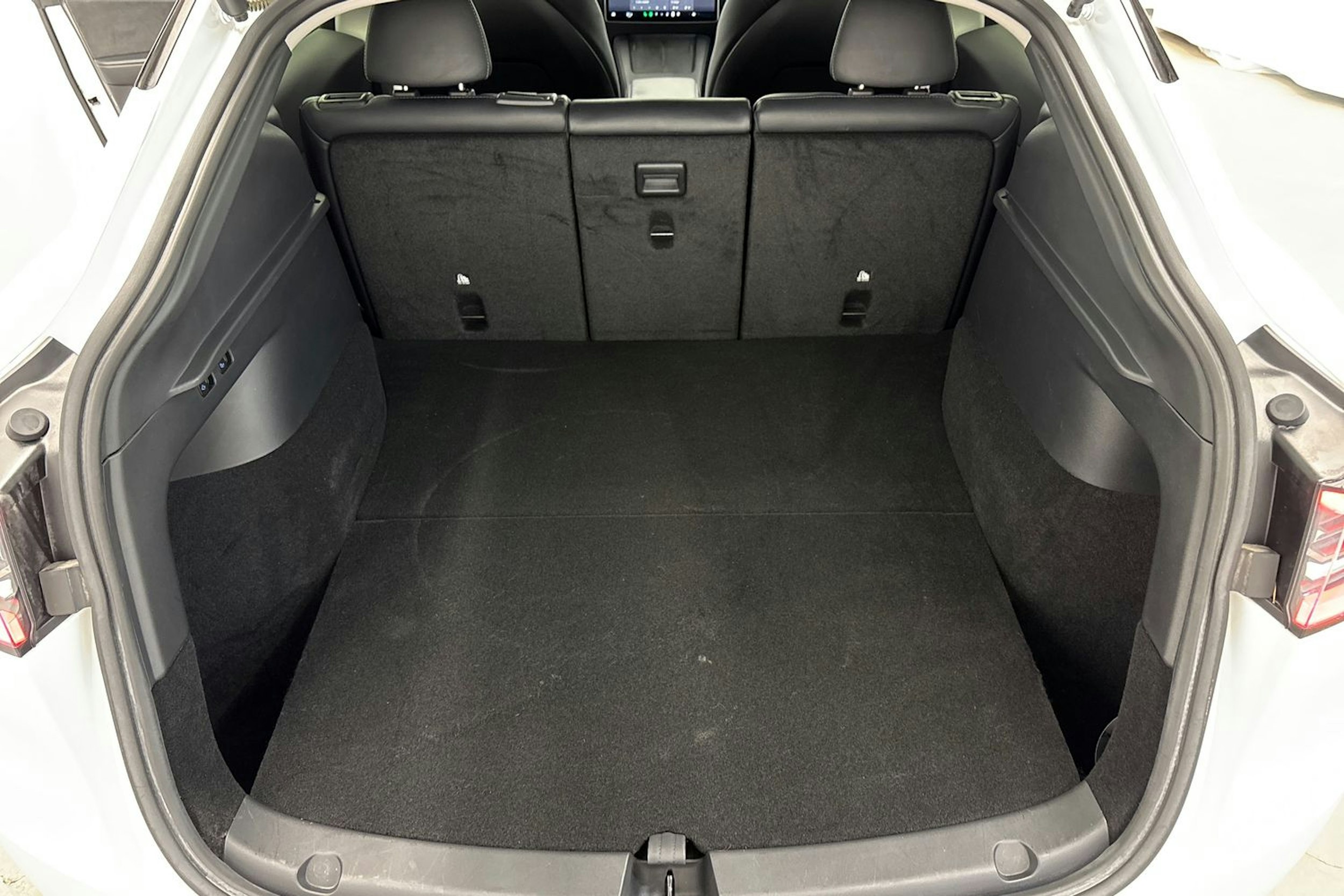 Valkoinen Tesla Model Y 2022 kuva 25.