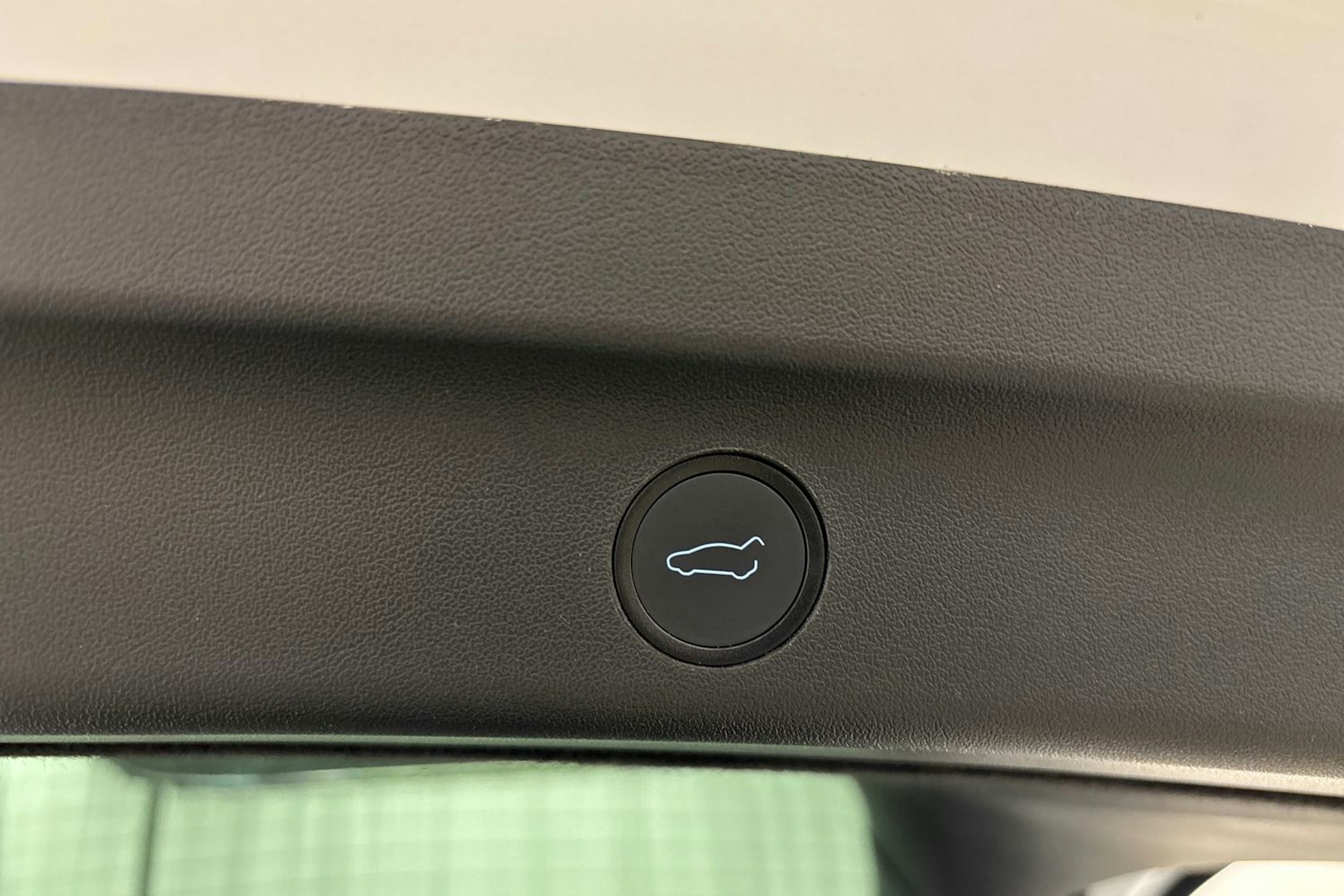 Valkoinen Tesla Model Y 2022 kuva 26.