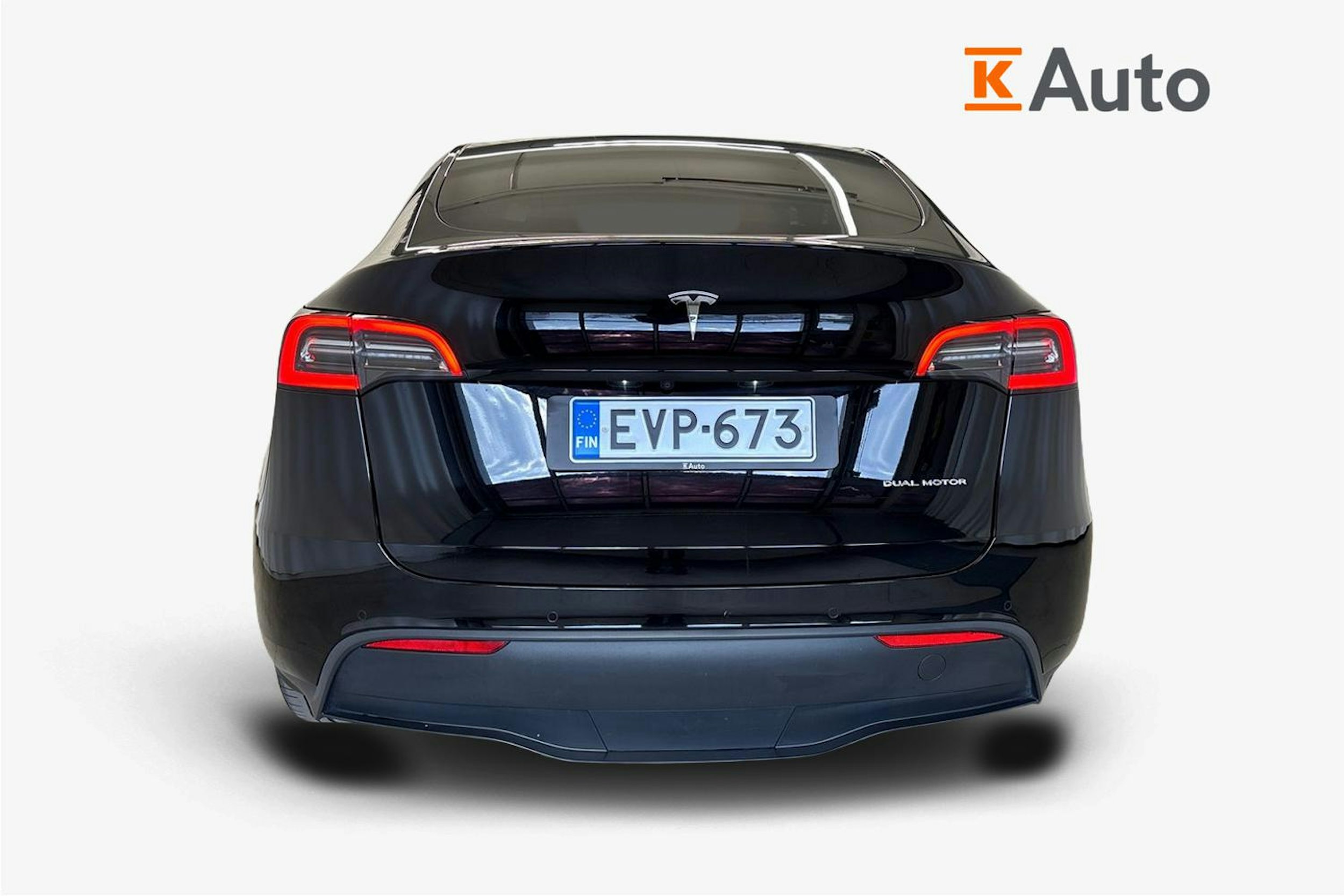 musta Tesla Model Y 2022 kuva 3.