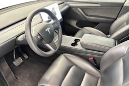 musta Tesla Model Y 2022 kuva 6.