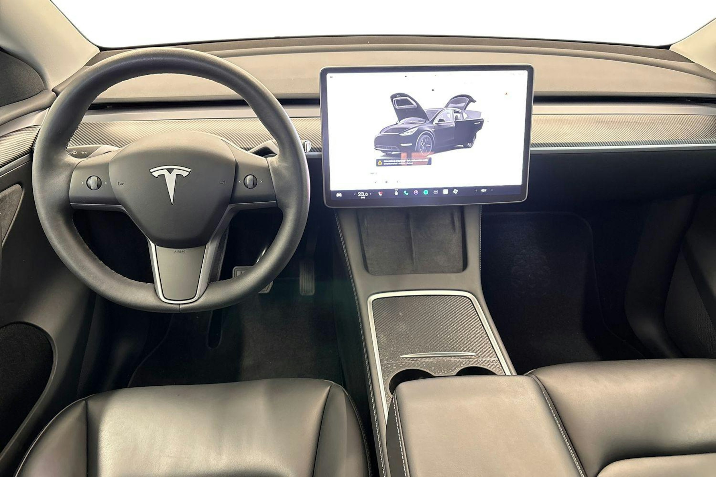 musta Tesla Model Y 2022 kuva 7.