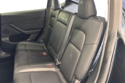 musta Tesla Model Y 2022 kuva 8.