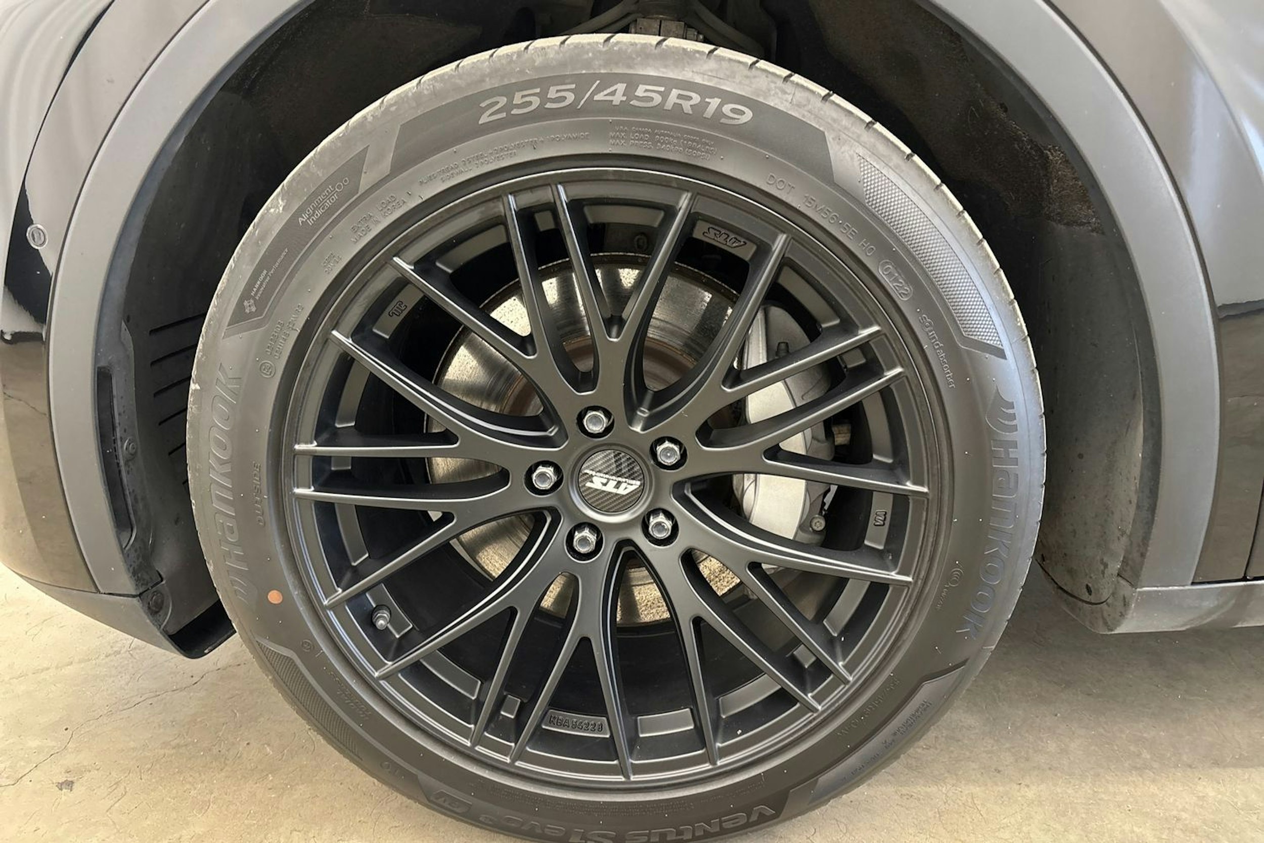 musta Tesla Model Y 2022 kuva 9.