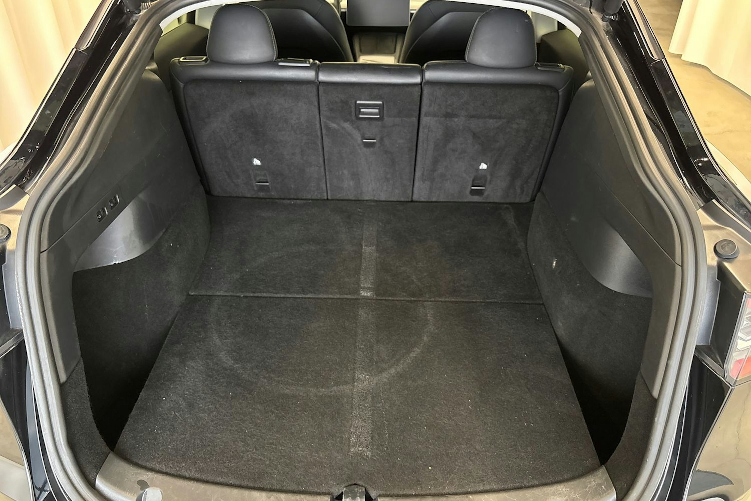 musta Tesla Model Y 2022 kuva 11.