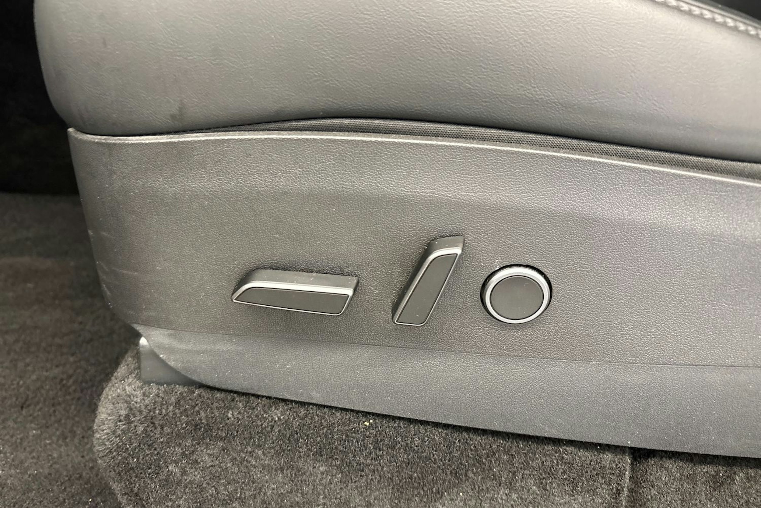 musta Tesla Model Y 2022 kuva 13.